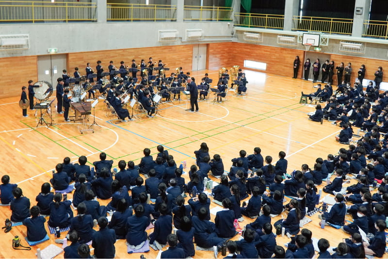 創立150周年記念式典、あおぎり吹奏楽団の演奏の様子