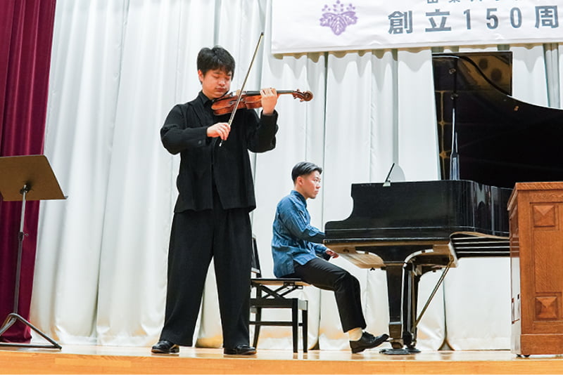 創立150周年記念式典、本校卒業生NHK交響楽団所属東條太河氏によるヴァイオリン演奏の様子