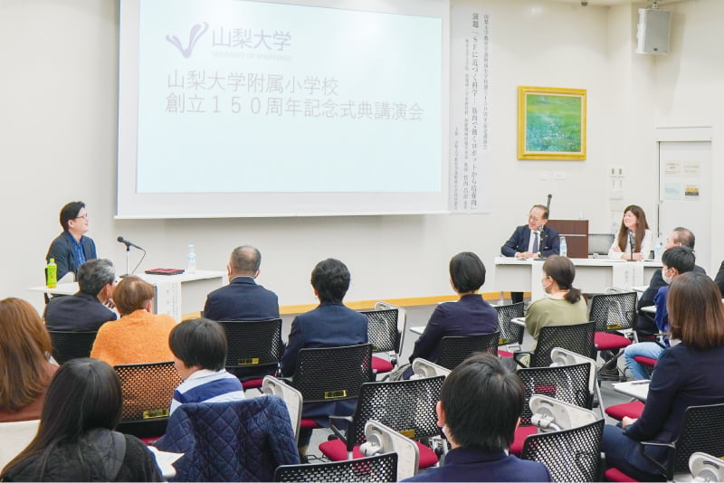 竹内昌治教授、長谷川千秋山梨大学教育学部長、髙野孫左ヱ門同窓会長による座談会の様子